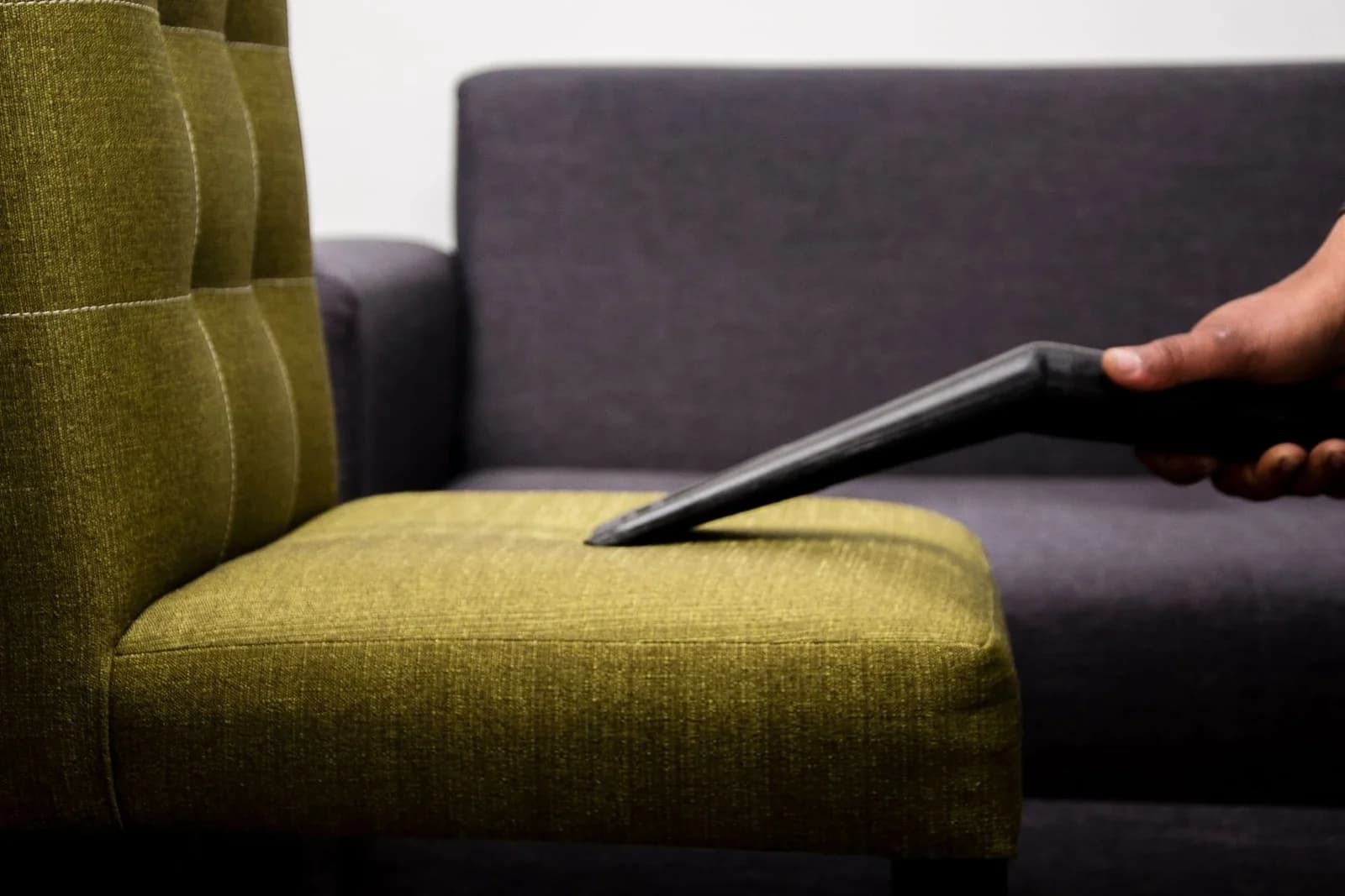 Como Limpar Sofá em Casa: Guia Profissional para Tirar Todas as Manchas