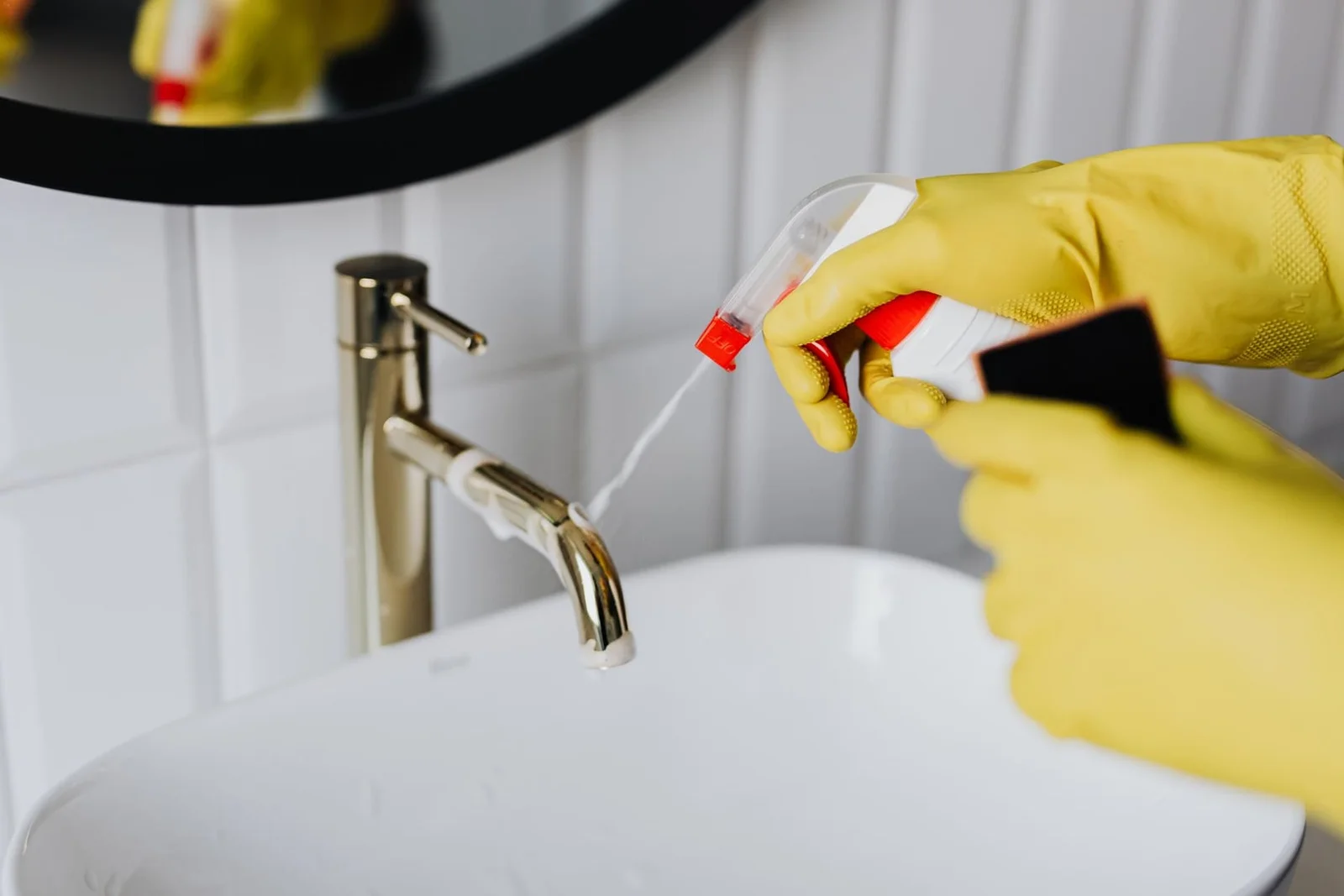 Como Tirar Calcário de Vez: O Método Profissional para Duche, Torneiras e Eletrodomésticos